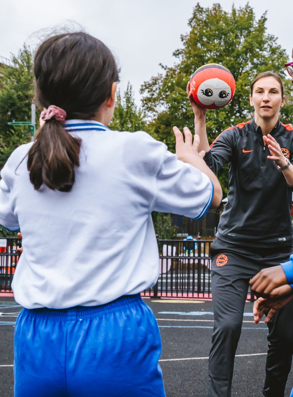 England Netballer Rachel Dunn (centre) passes the ball and her knowledge to the next generation (Sportsbeat)