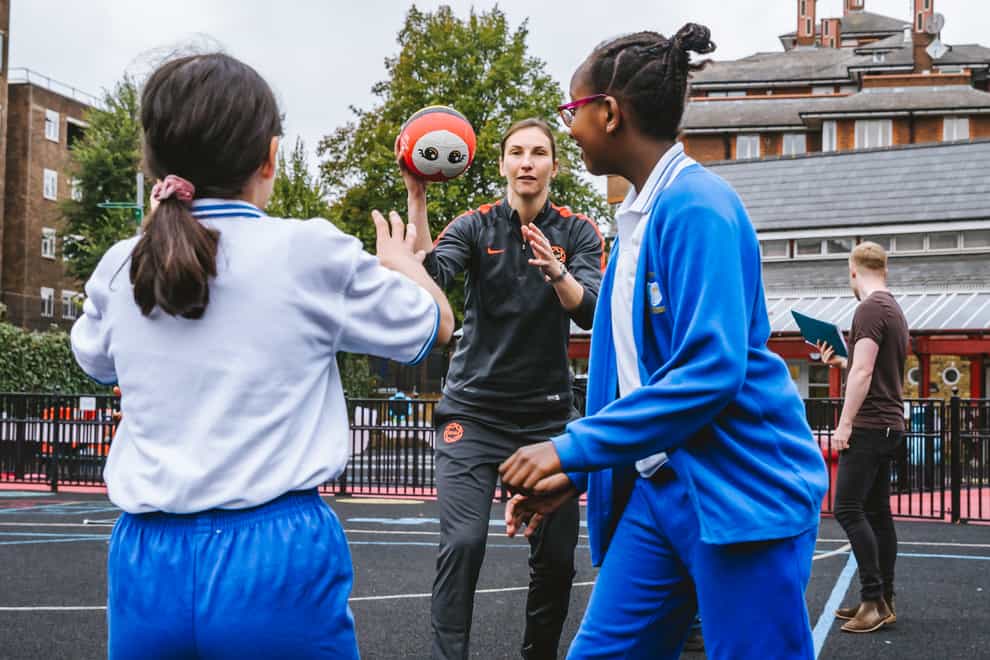 England Netballer Rachel Dunn (centre) passes the ball and her knowledge to the next generation (Sportsbeat)