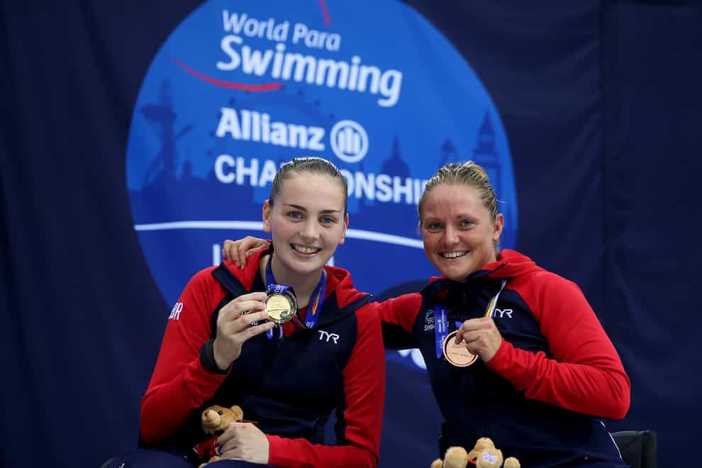 Suzanna Hext (right) shows off her bronze World Para-Swimming medal alongside team-mate Tully Kearney (PA Images)
