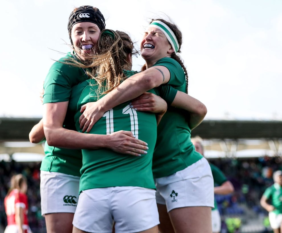 Ireland celebrate a third try from Lauren Delaney (Twitter: @IrishRugby)