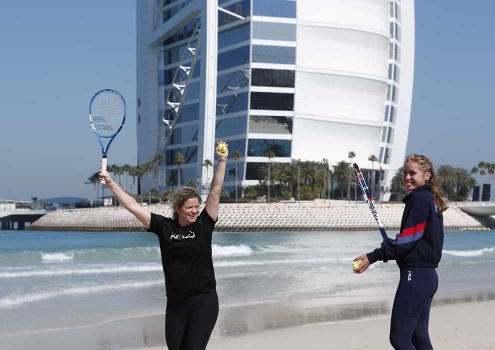 Clijsters and Kenin knock up on the stunning Dubai beach (Twitter: @news1)