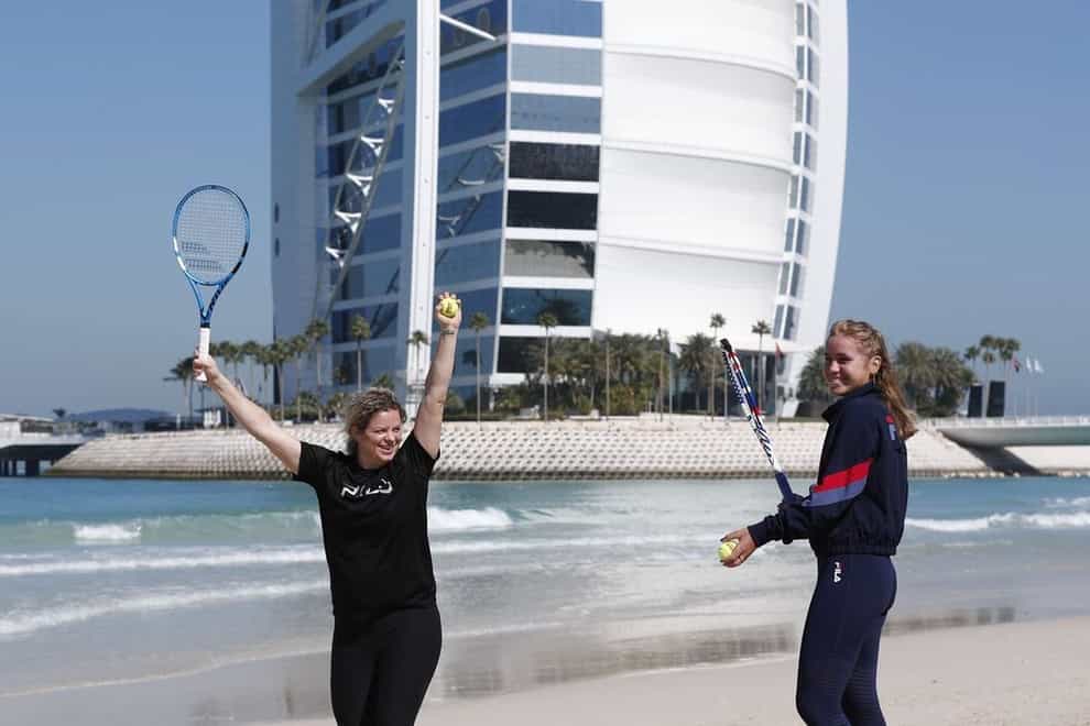 Clijsters and Kenin knock up on the stunning Dubai beach (Twitter: @news1)