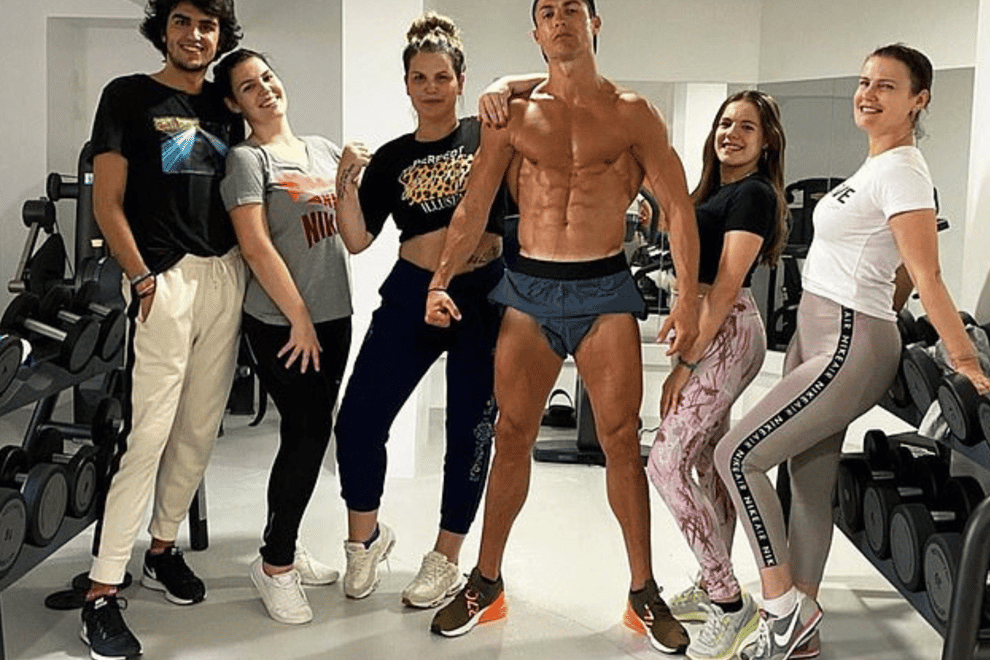Ronaldo poses with (left to right) Rodrigo Pereira, niece Alicia, sister Katia, Eleanor Caires and other sister Elma (Instagram: @KatiaAveirooficial)