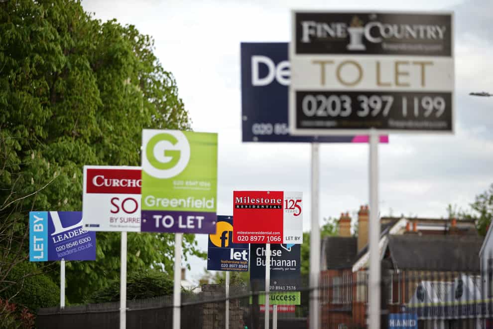 Letting agent signs (Yui Mok/PA)