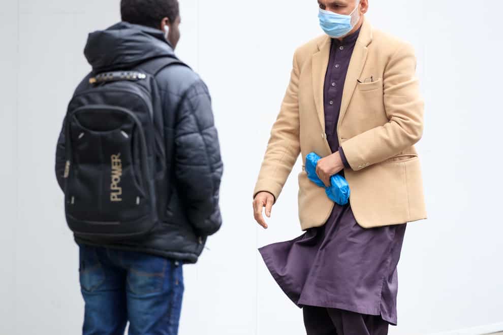 Man wearing a facemask