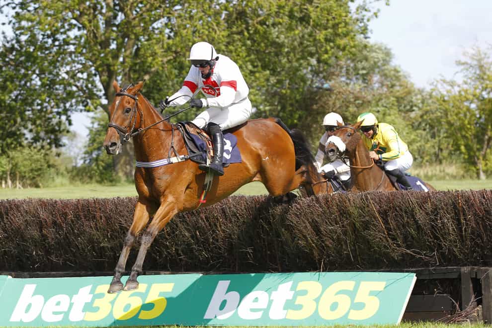 Minellacelebration and Ben Poste win the Bet365 Summer Cup at Uttoxeter