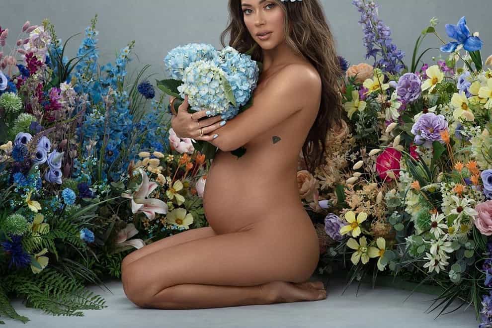 Arianny Celeste has posed naked to reveal the gender of her baby 