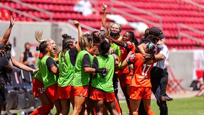 Dash celebrate after winning the NWSL Challenge Cup