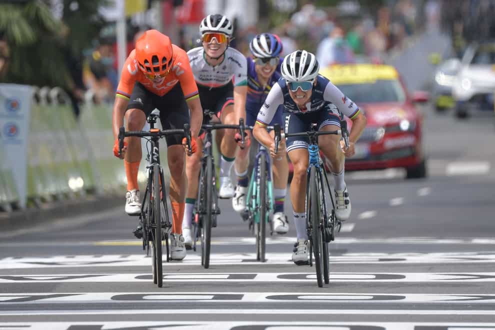 Lizzie Deignan edges out Marianne Vos for victory in Nice 