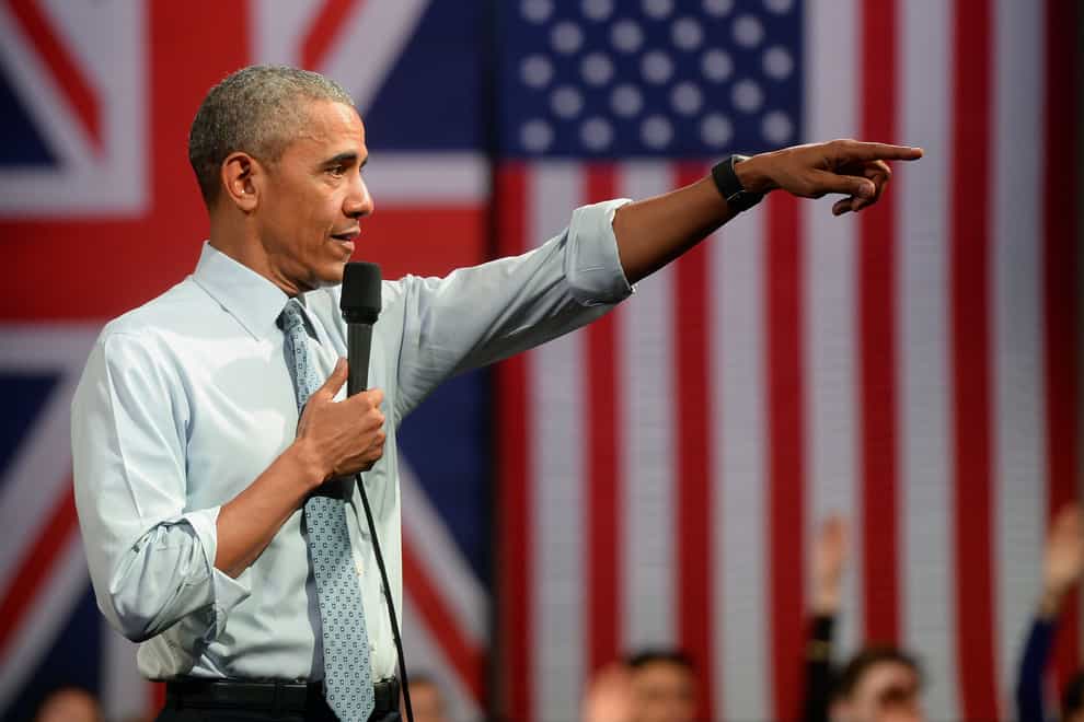 Barack Obama in front of a union flag and a US flag