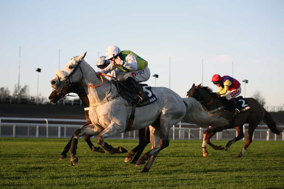 Lake View Lad gets the better of Santini at Aintree