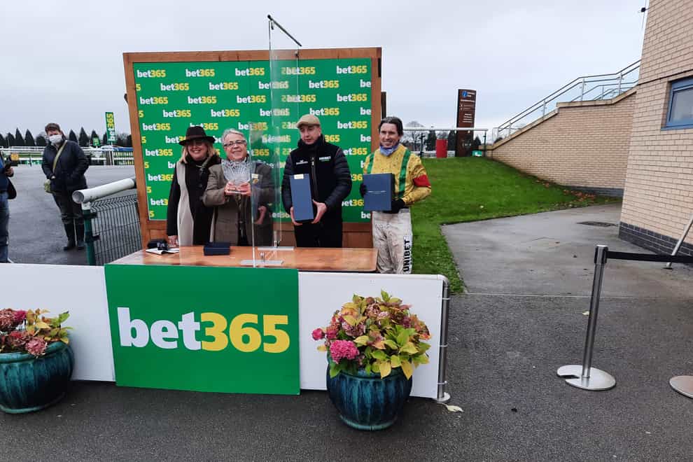 Connections of Hurricane Harvey wit their trophies after the bet365 December Novice Chase