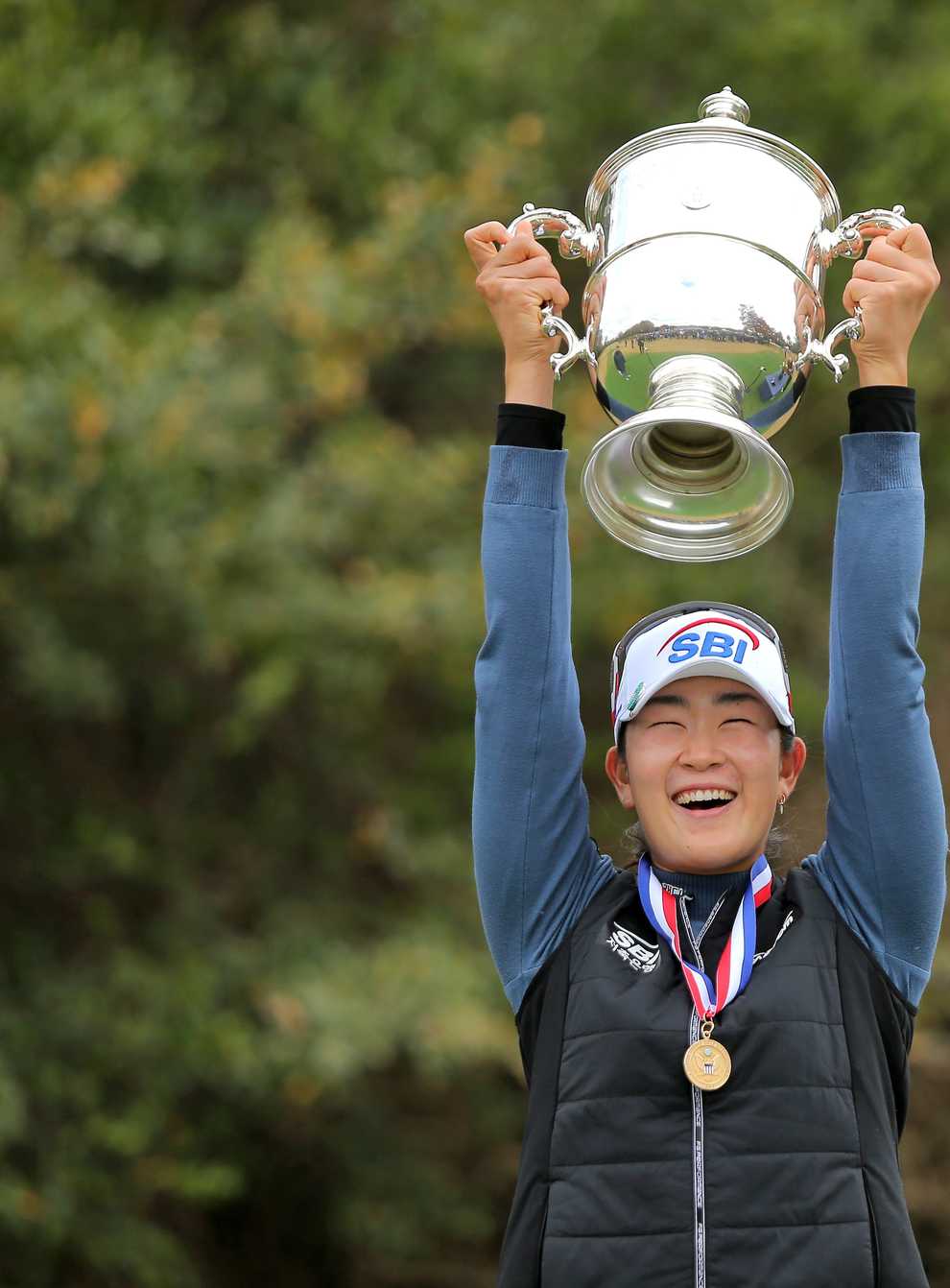 <p>Kim holds aloft &nbsp;the US Women’s Open trophy</p>