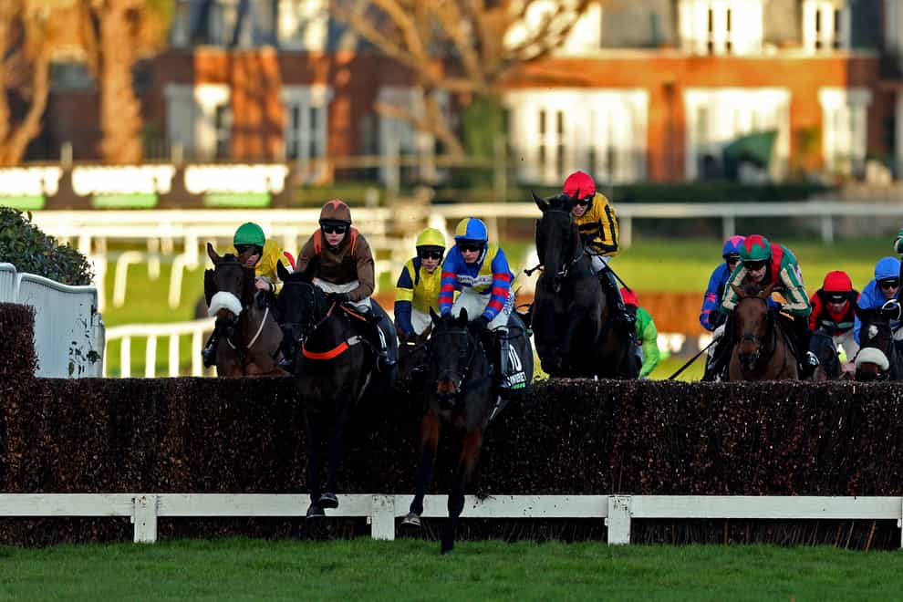 Jepeck (in blue) will attempt to claim successive wins in the Unibet Veterans' Handicap Chase