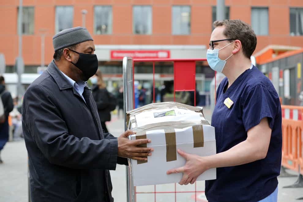 Mosque in London donates hot meals to local hospital staff