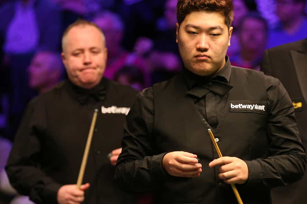 Yan Bingtao, right, will meet John Higgins, left, in the 2021 Masters final