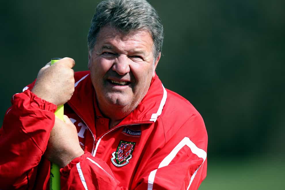 John Toshack extended his Wales stay by signing a two-year extension in 2009