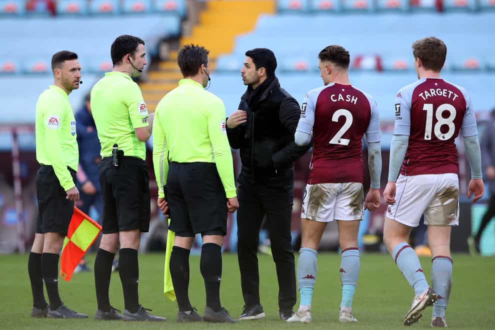 Arsenal manager Mikel Arteta argues with referee Chris Kavanagh