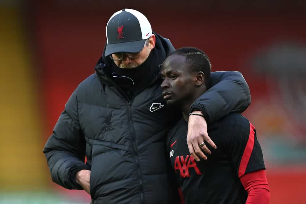 Liverpool manager Jurgen Klopp puts his arm around Sadio Mane