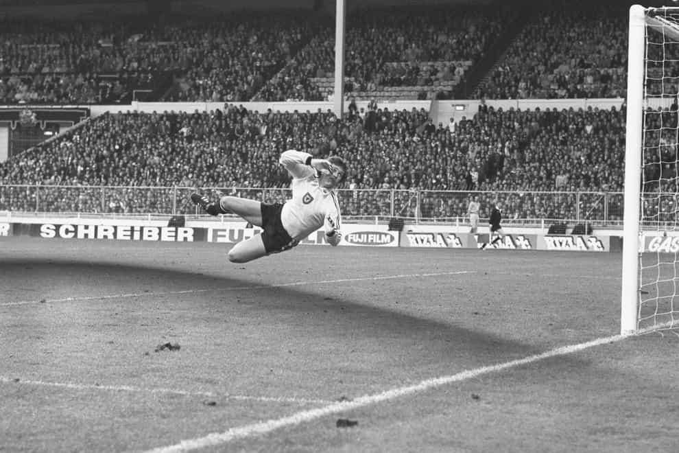 Former Wales goalkeeper Dai Davies has died at the age of 72