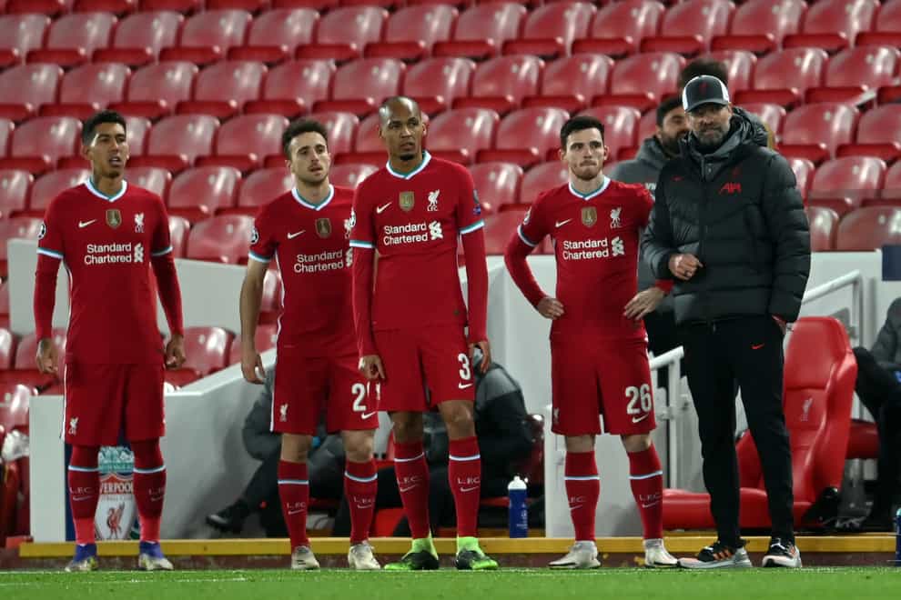 Liverpool manager Jurgen Klopp on the touchline with Roberto Firmino, Diogo Jota, Fabinho and Andy Robertson