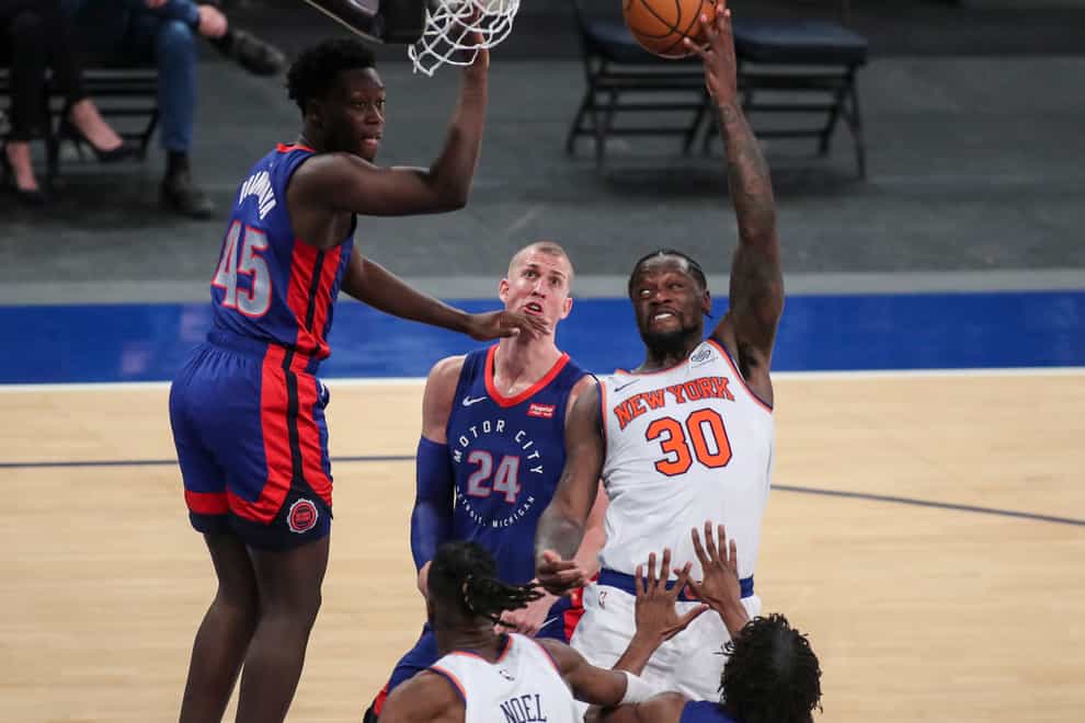 New York Knicks forward Julius Randle (30) puts up a hook shot