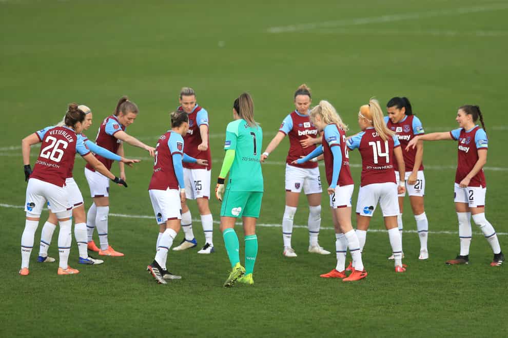 West Ham Women players huddle prior to kick-off