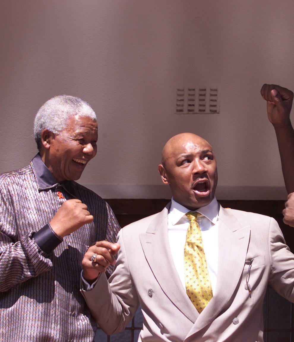 Marvin Hagler (centre) with Nelson Mandela (left) and Lennox Lewis