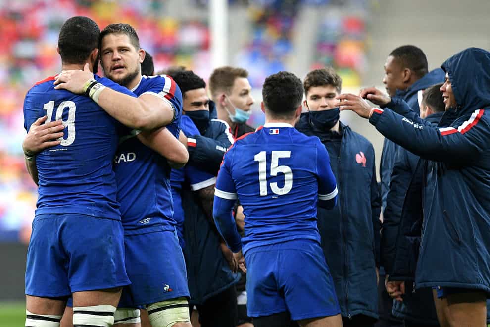 France seized a dramatic win against Wales to stay in the title chase