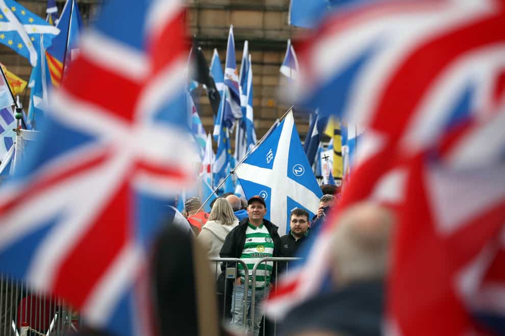 Independence and union supporters