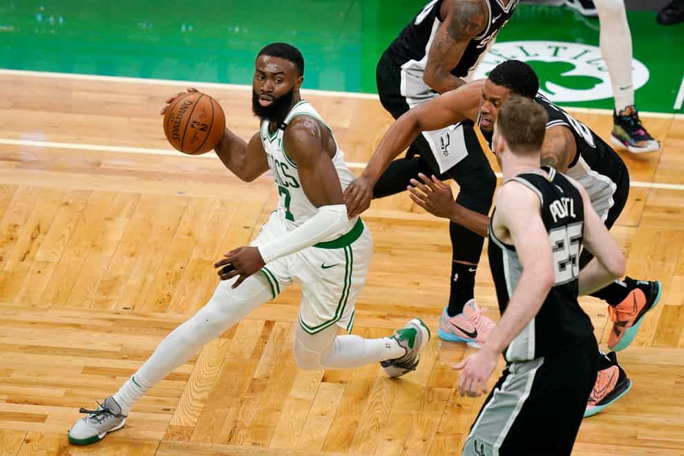 Boston Celtics guard Jaylen Brown (7) drives to the basket