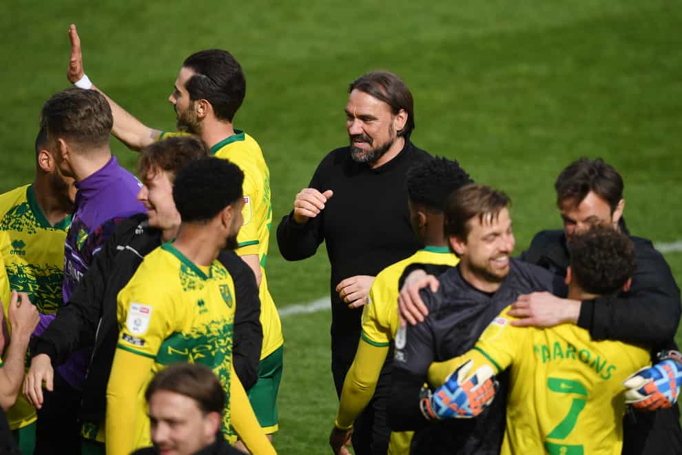 Daniel Farke celebrates with his players after Norwich were crowned champions