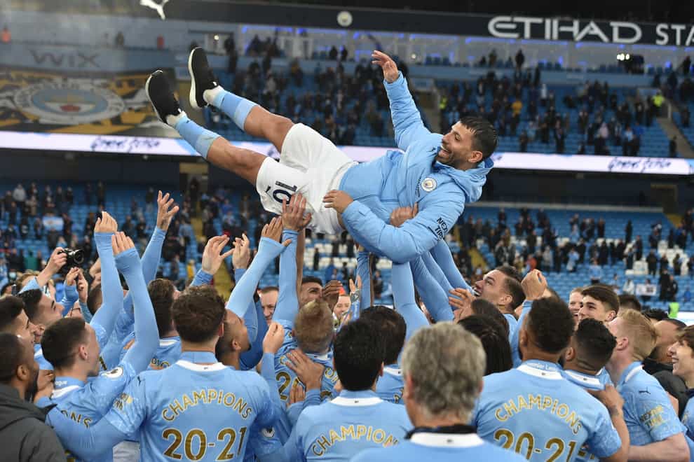 Manchester City players throw Sergio Aguero into the air