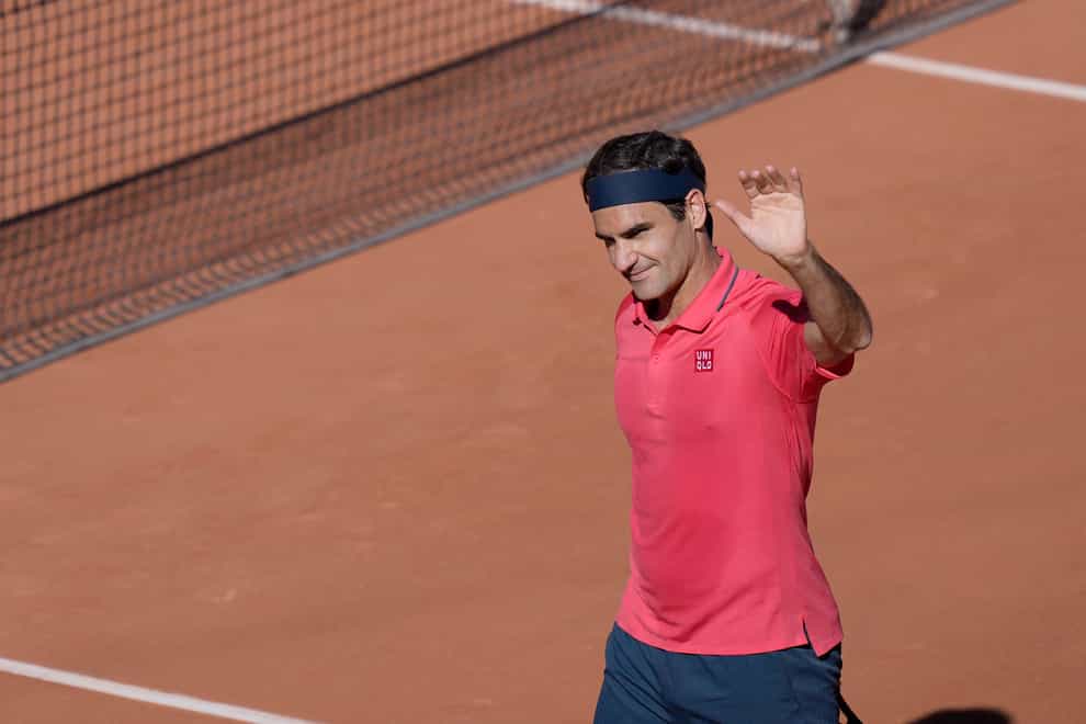 Roger Federer waves to the crowd after beating Denis Istomin