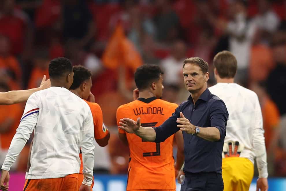 Frank De Boer applauds his players