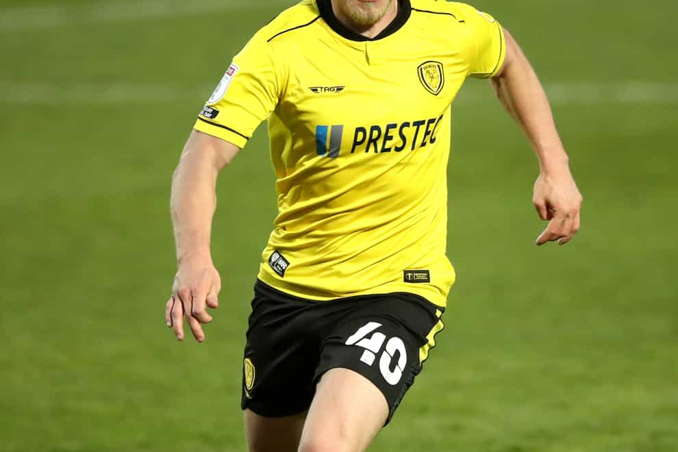 Danny Rowe has signed a new one-year contract with Burton.