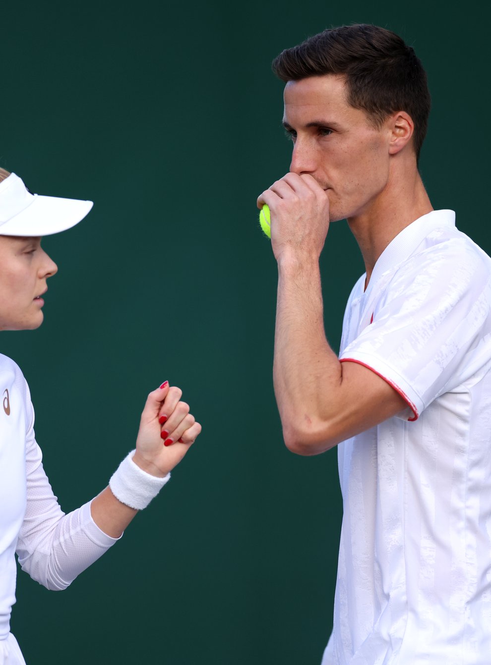 Joe Salisbury (right) and Harriet Dart are through to the quarter-finals of the mixed doubles