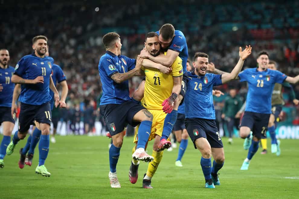 Italy players celebrate winning Euro 2020