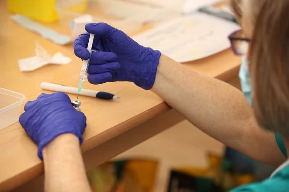 A nurse prepares a vaccine (PA)