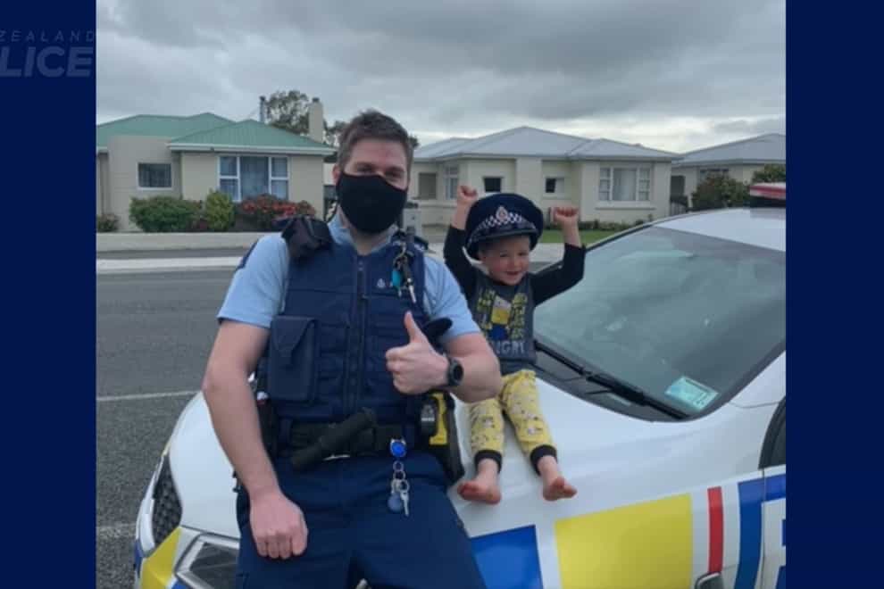 Constable Kurt with the boy (New Zealand Police/Screenshot)