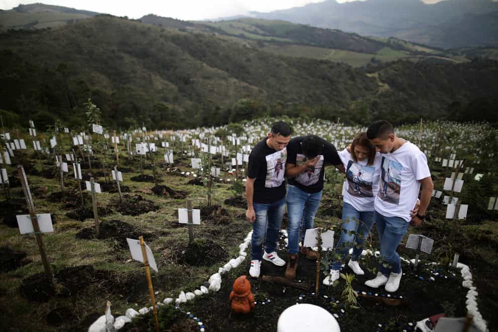 Mourners in Colombia (AP)