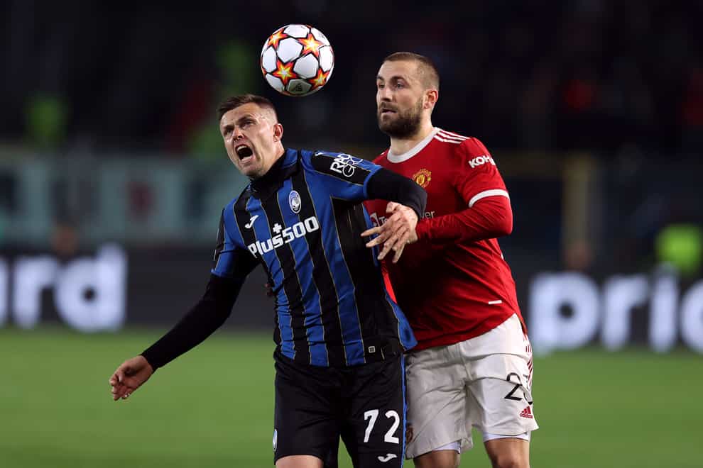 Manchester United’s Luke Shaw (right) tussles with Atalanta’s Josip Ilicic (Francesco Scaccianoce/AP)