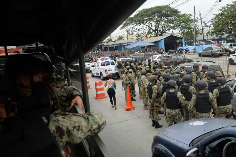 Security forces arrive at Litoral Penitentiary (AP)