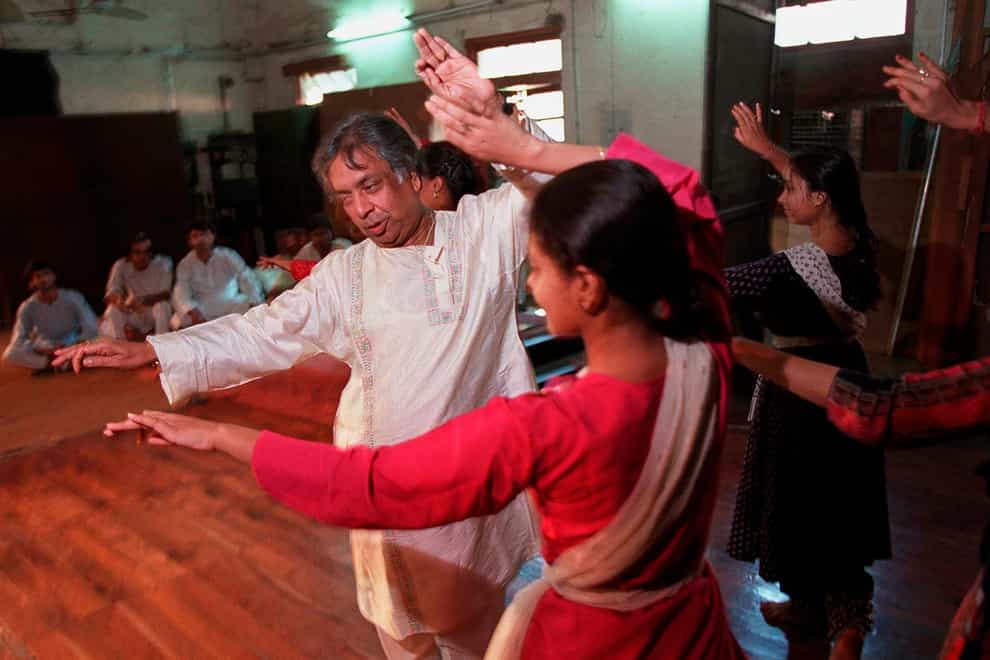 Indian classical kathak dance guru Birju Maharaj teaches students at his studio in New Delhi in 1997 (John Moore/AP)