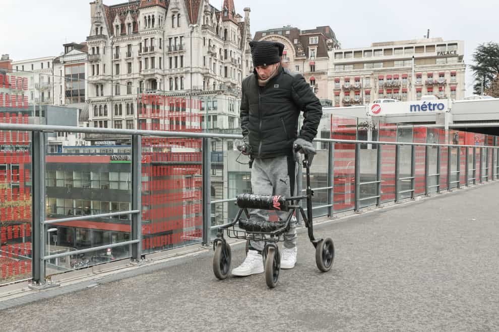 Michel Roccati using the technology to walk (EPFL/Alain Herzog 2021)