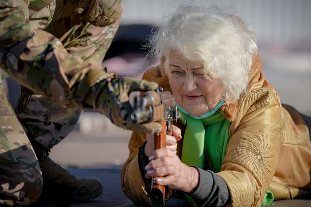 Valentyna Konstantynovska, 79 years-old, holds a weapon during basic combat training for civilians in Mariupol, Donetsk (AP)