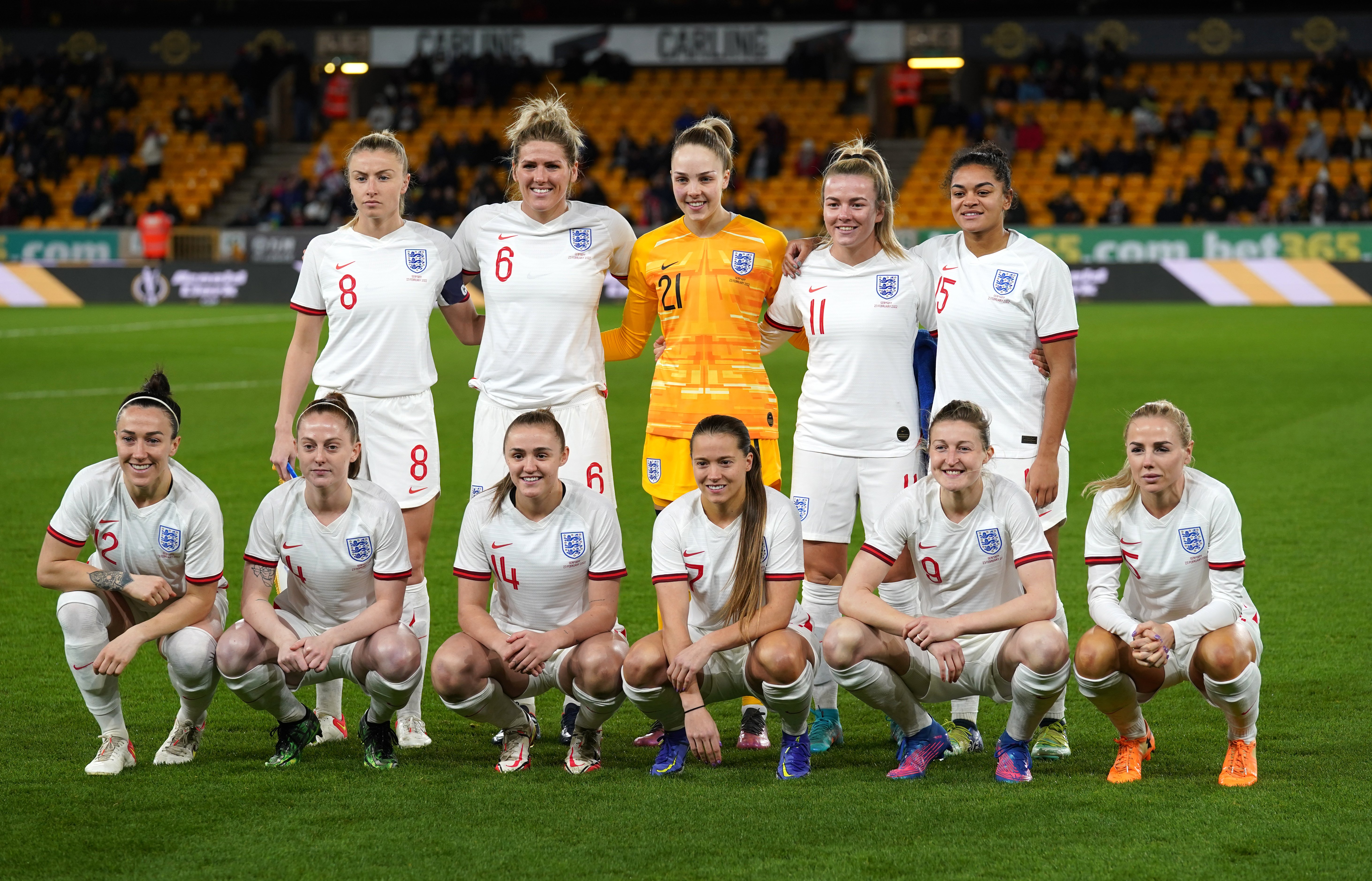 De Engelse vrouwen stellen zich op voor de vriendschappelijke wedstrijd van juni tegen België en Nederland voorafgaand aan het EK