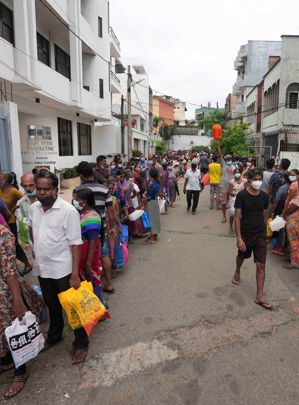 Sri Lankans queue up to buy fuel (Eranga Jayawardena/AP)