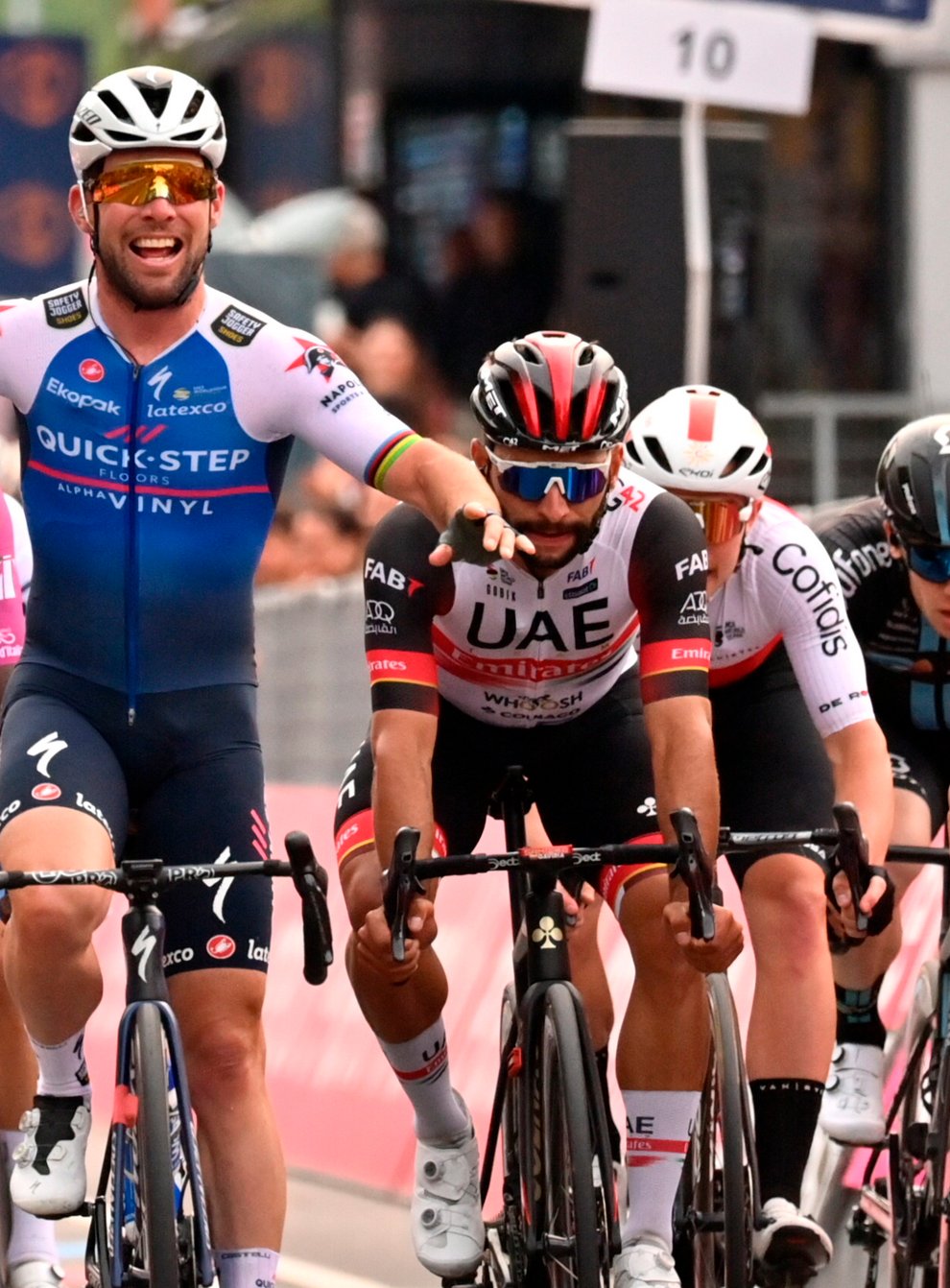 Mark Cavendish celebrates his victory (Massimo Paolone/AP)
