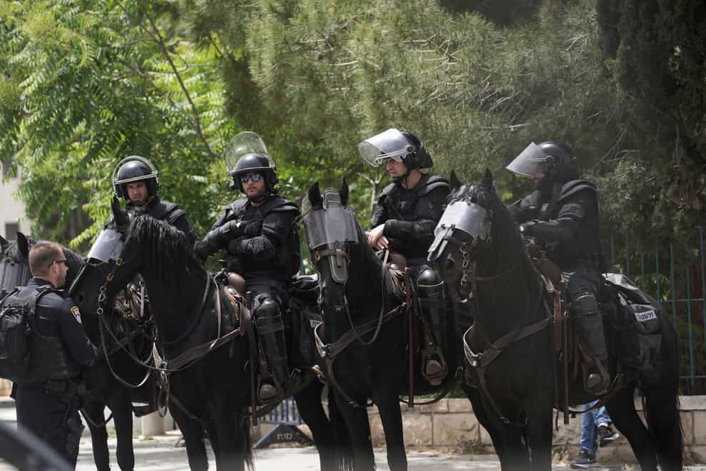 Israeli police in riot gear (AP Photo/Mahmoud Illean)